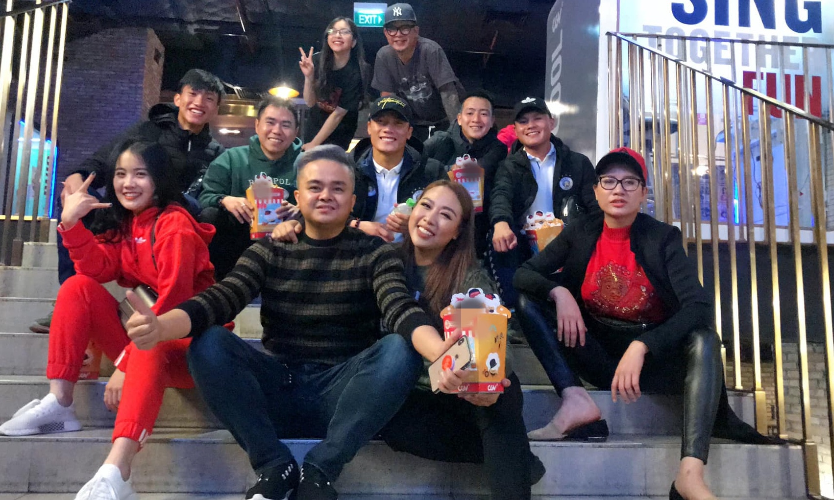 Quang Hai,  Bui Tien Dung va Trang Tran xem phim anh 1