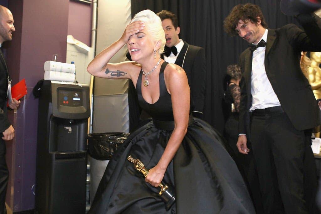 Lady Gaga khoc nuc no trong hau truong sau Oscar anh 1
