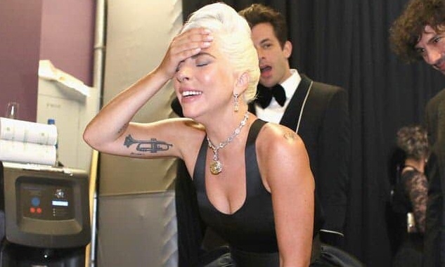 Lady Gaga khoc nuc no trong hau truong sau khi doat giai Oscar hinh anh