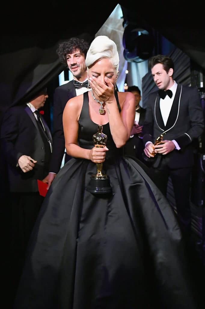 Lady Gaga khoc nuc no trong hau truong sau Oscar anh 2