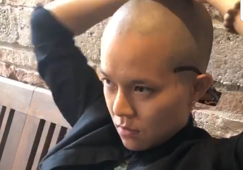 Tien Tien bat ngo cao troc, bo mai toc xoan quen thuoc hinh anh