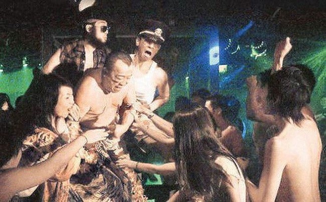 Tiec thac loan cua gioi showbiz: Trieu USD, sex va cac tro bien thai hinh anh