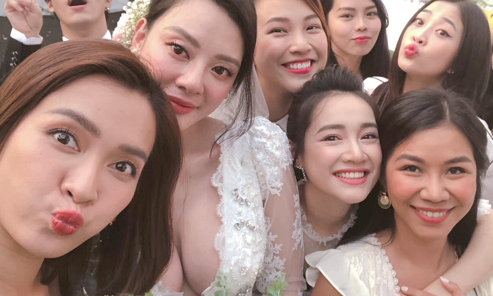 Nha Phuong, Hoang Oanh va Ai Phuong gay chu y trong le cuoi ban than hinh anh