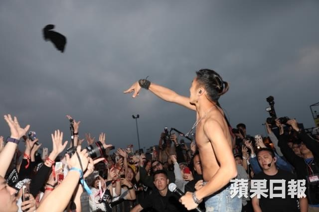 Ta Dinh Phong ca hat anh 1