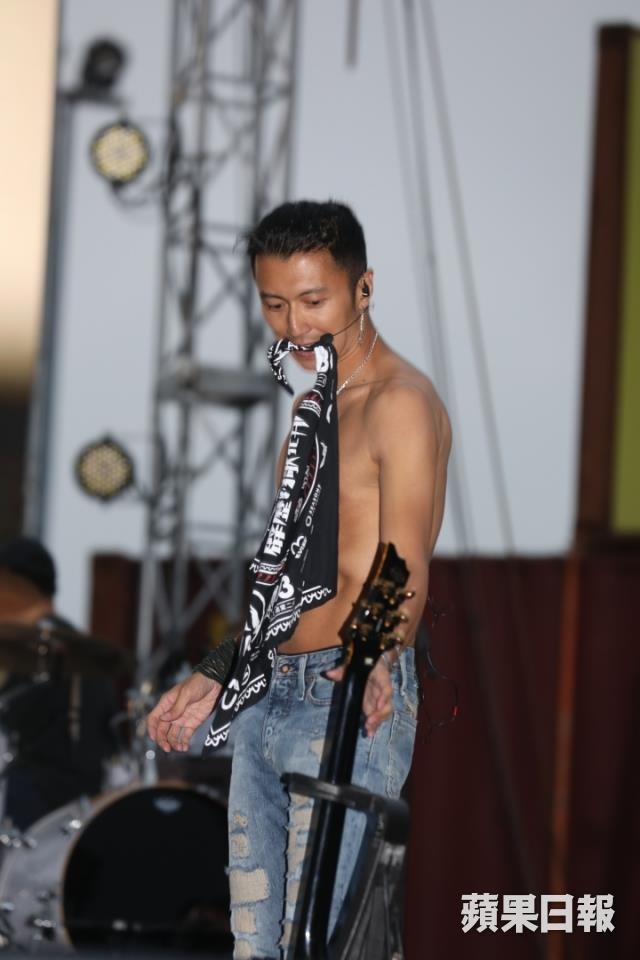 Ta Dinh Phong ca hat anh 3