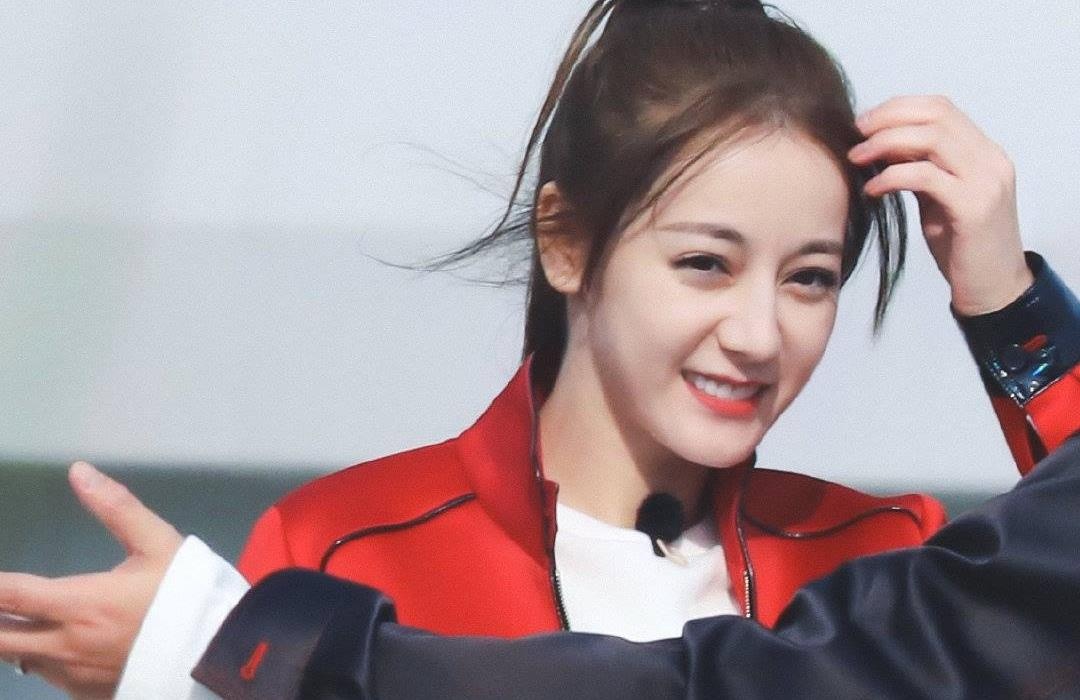 Dich Le Nhiet Ba hut ong kinh nho ve ngoai xinh dep khi quay show hinh anh