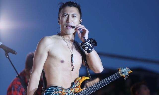 Ta Dinh Phong coi tran hat truoc hang nghin khan gia Hong Kong hinh anh