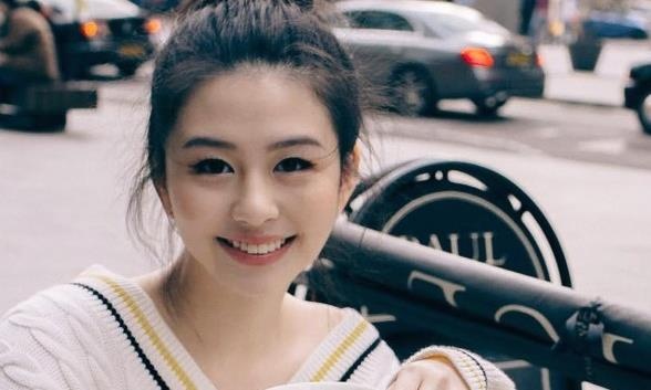 Con gai 'bieu tuong goi cam Hong Kong' duoc khen dep khong kem me hinh anh