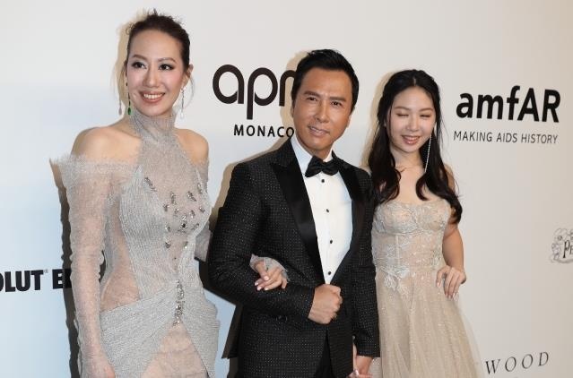 Chan Tu Dan va vo con mang theo 20 ve si, thai do ngao man khi bo ve? hinh anh