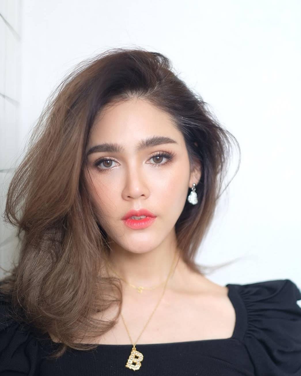 Chompoo Araya goi cam tre dep anh 1