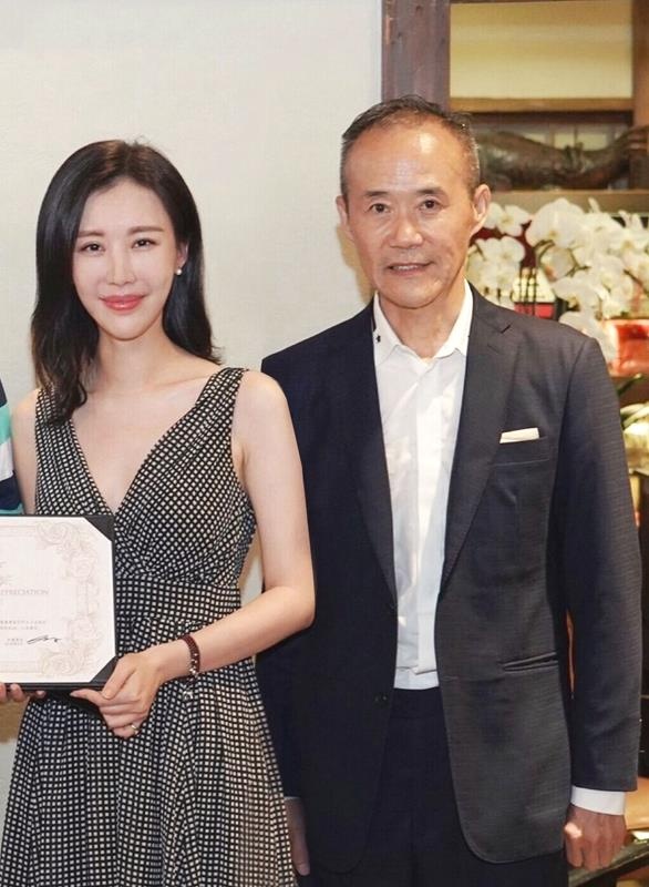 Hon nhan song gio cua cac doi vo chong chenh tuoi anh 1