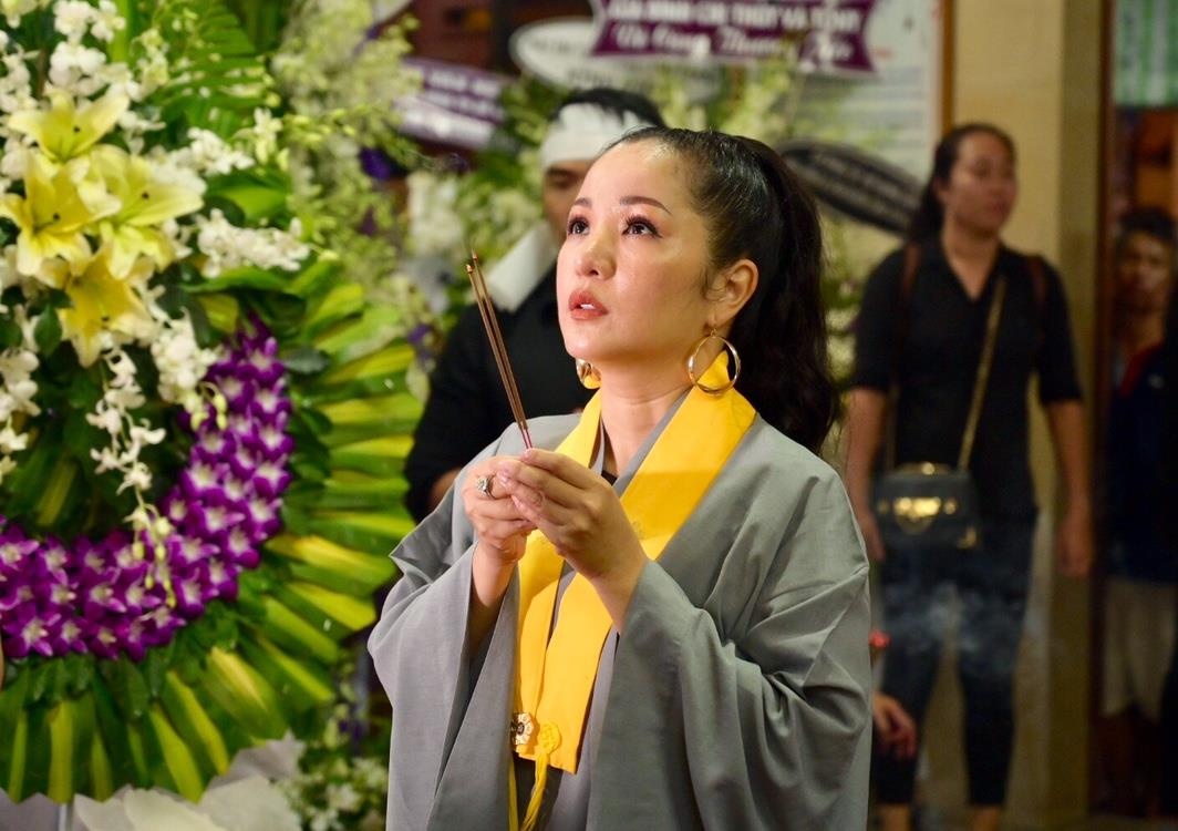 Thuy Nga, Quoc Thuan va nhieu nghe si vieng Anh Vu luc dem muon hinh anh