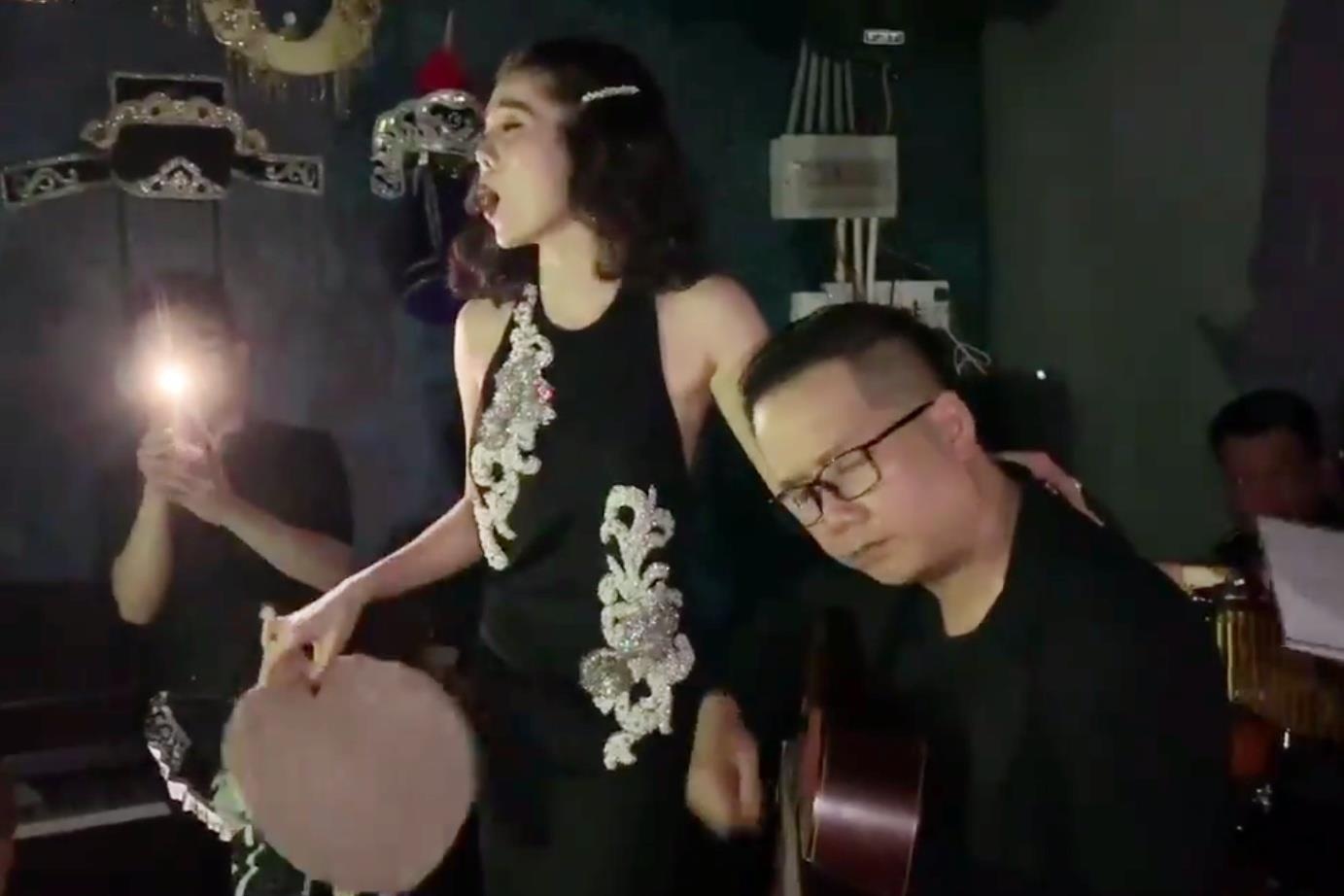 Le Quyen vua hat chay 'Tinh lo' vua quat vi su co mat dien hinh anh