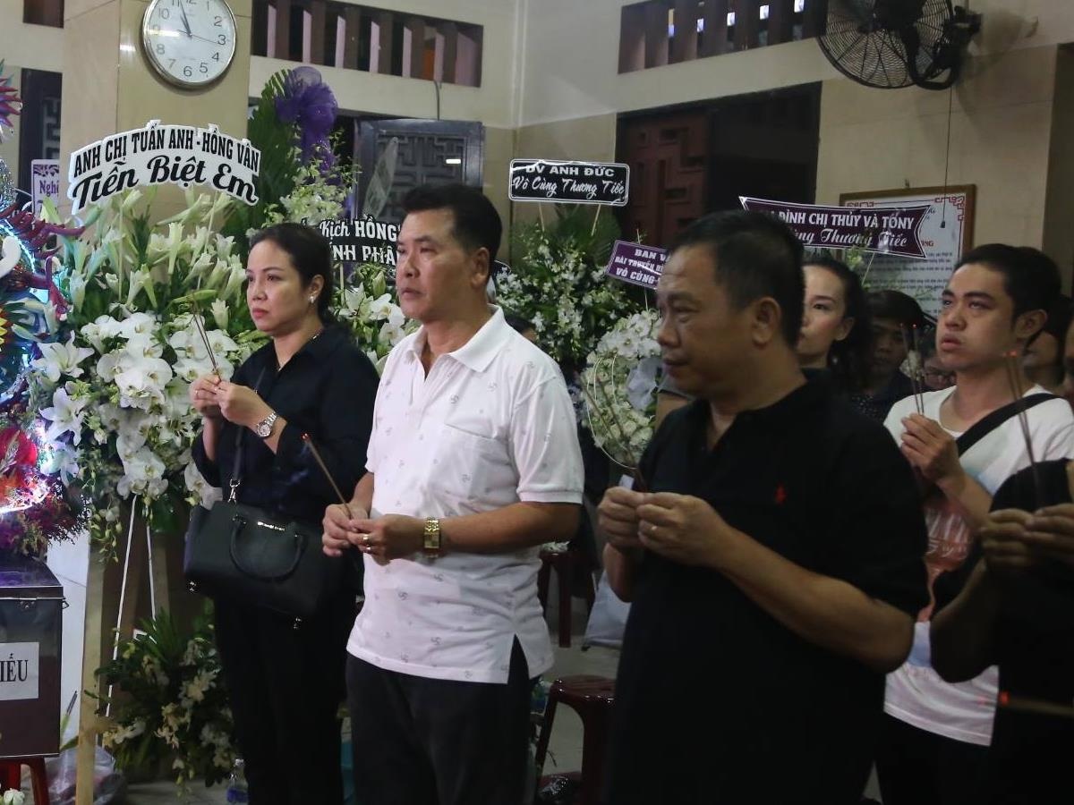 Vo chong Ly Hai, Minh Ha cung cac nghe si toi vieng Anh Vu luc 1h sang hinh anh