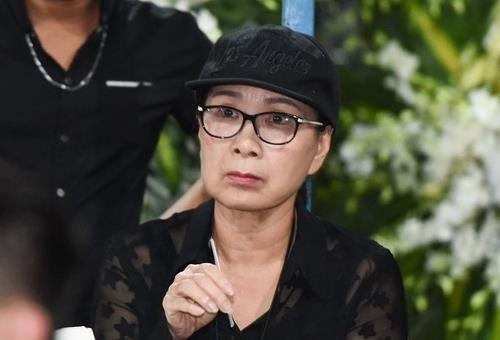 Kim Xuan noi ve dam dong chen lan, xin tien nghe si o le tang Anh Vu hinh anh