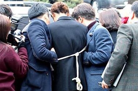 10 clip va anh hiep dam bi quay, phat tan trong nhom chat cua Seungri hinh anh