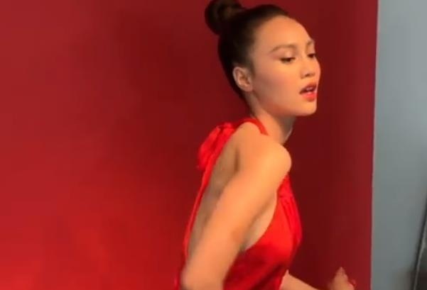 Clip Ninh Duong Lan Ngoc gay go khi tao dang hinh anh