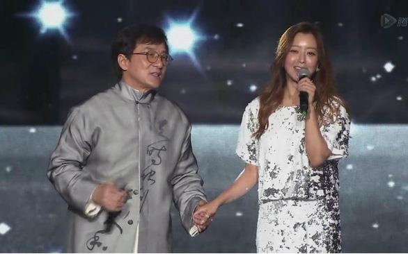 Thanh Long - Kim Hee Sun gay xuc dong voi ca khuc gan voi tuoi tho 8X hinh anh