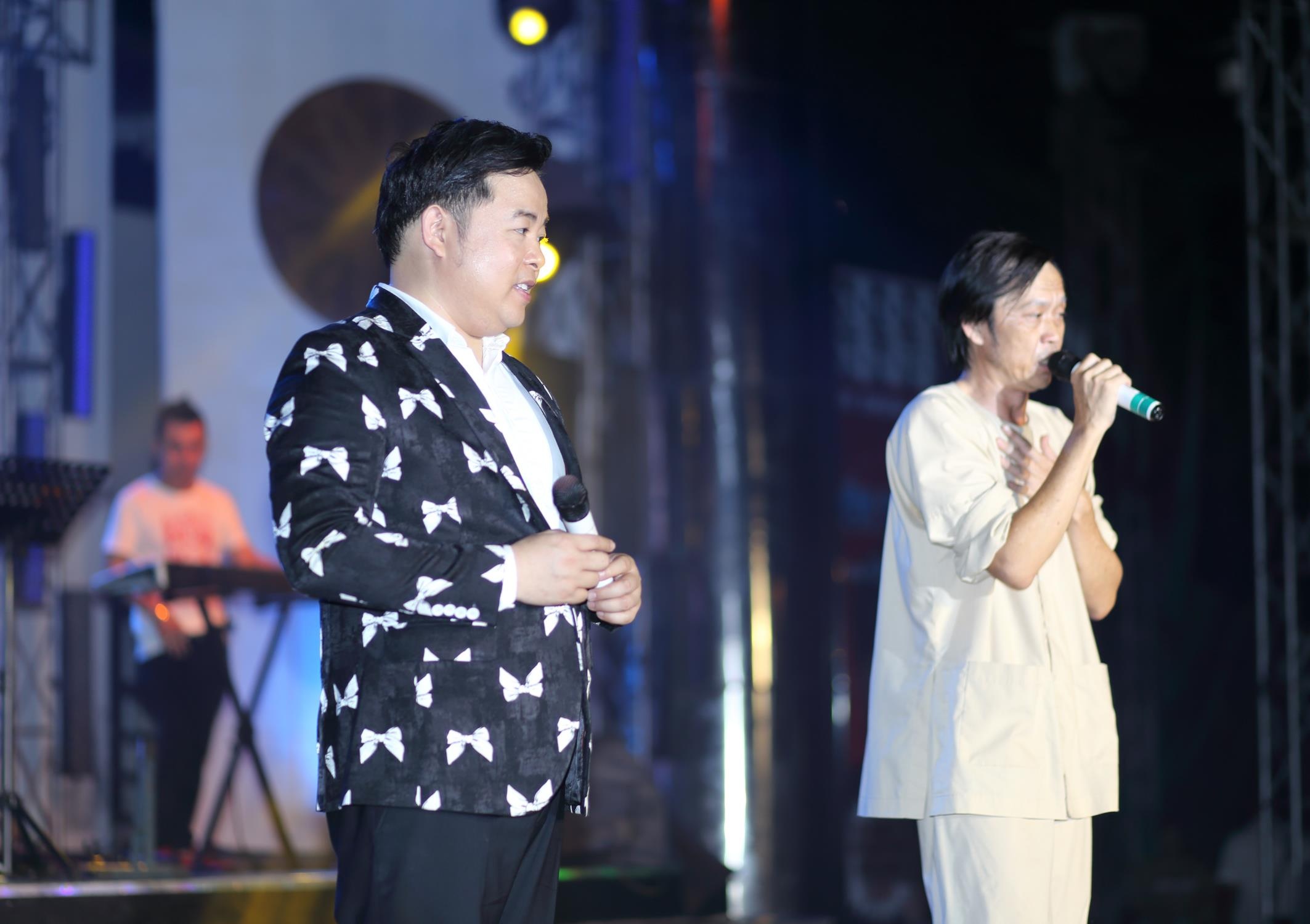 Hoai Linh gay bat ngo khi hat ngot 'Con duong xua em di' voi Quang Le hinh anh