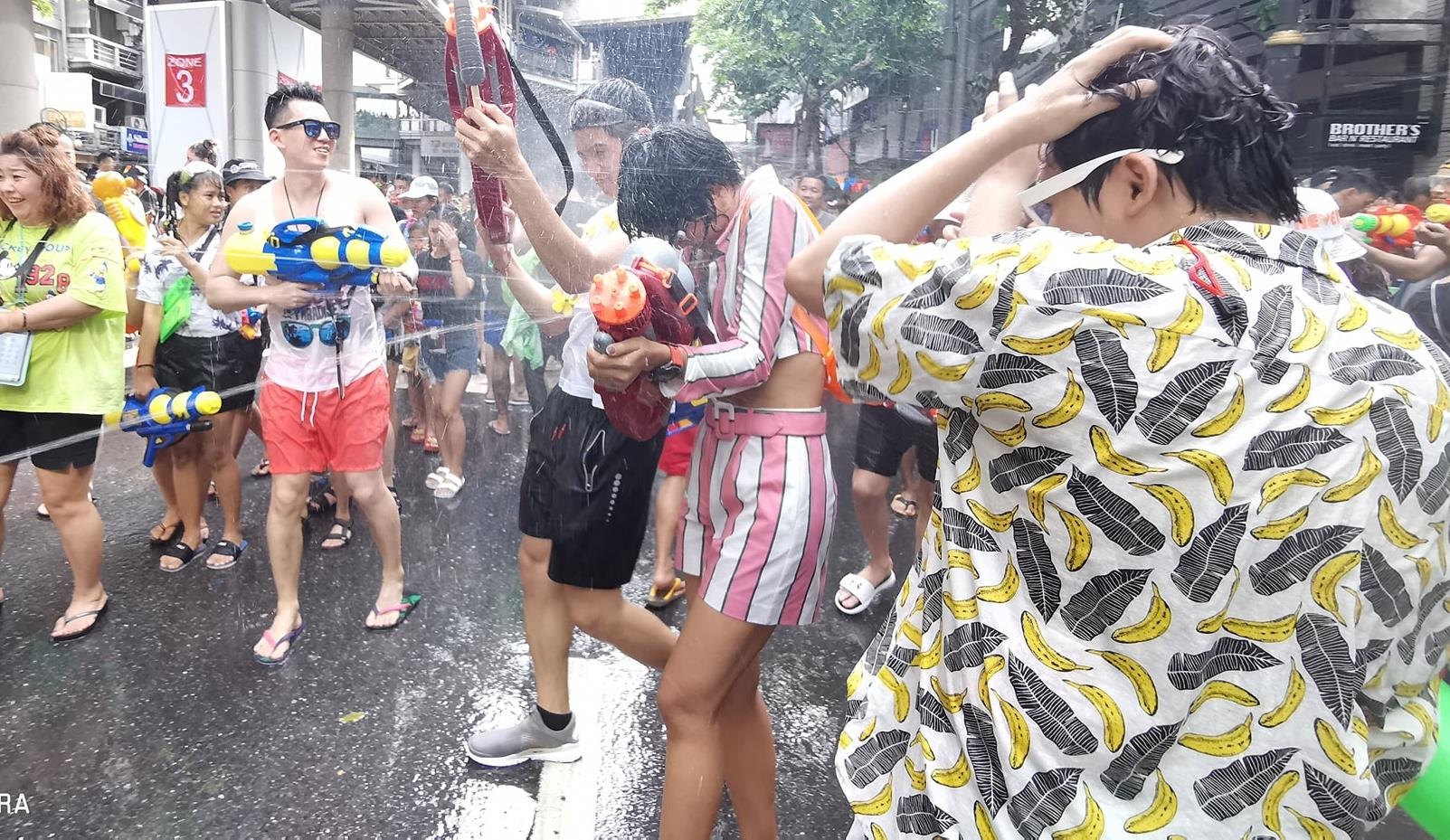 Sao Viet du lich dip le anh 5