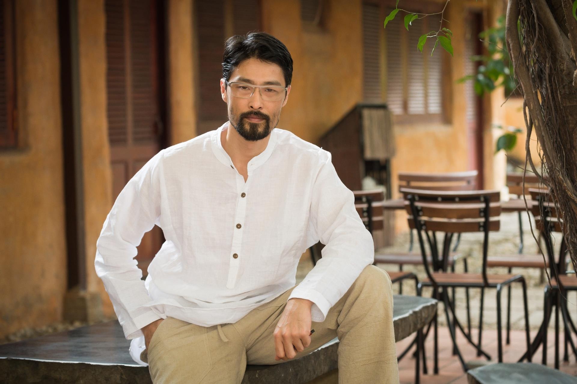 Johnny Tri Nguyen ngoai hinh anh 5