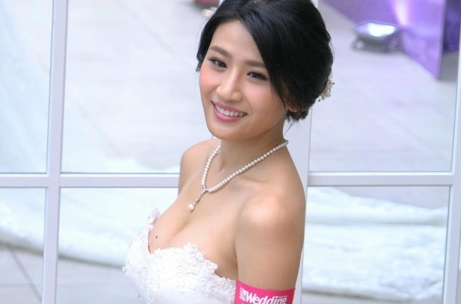 Lam Thien Du - sao nu TVB trang tay vi clip may mua o toilet cong cong hinh anh