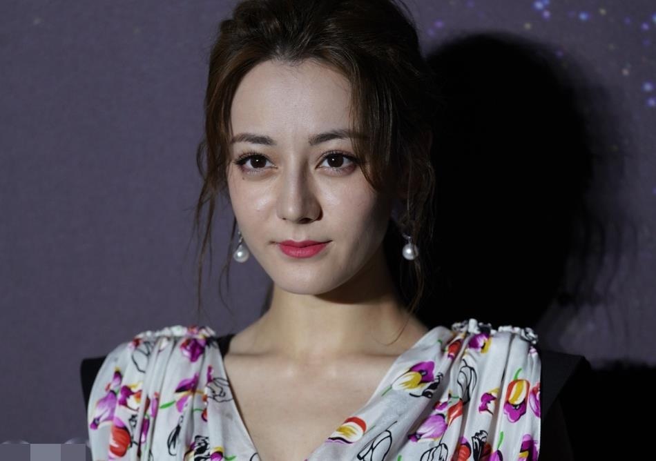 Dich Le Nhiet Ba lo dang gay go, da mat lao hoa khi khong photoshop hinh anh