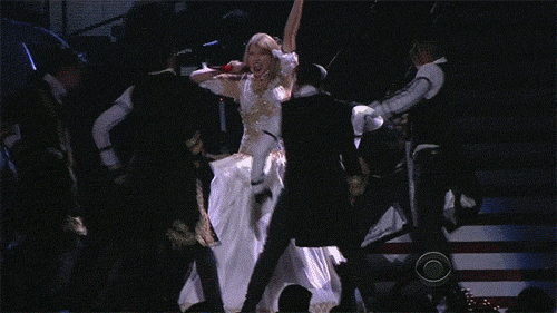 Taylor Swift khien fan phan khich khi thay vay chop mat tren san khau hinh anh