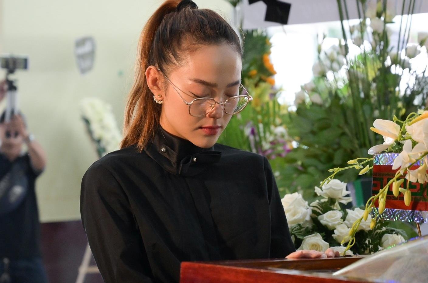 NSUT Thanh Loc, Minh Hang va dong nghiep nghen ngao vieng NS Le Binh hinh anh