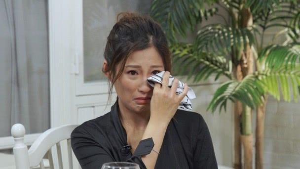 Con dau khoc nuc no khi tiet lo suc khoe cua Hong Kim Bao hinh anh