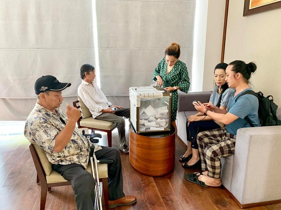 Nghệ sĩ Lê Bình từ thiện ảnh 2 Nghe si Le Binh tu thien anh 2