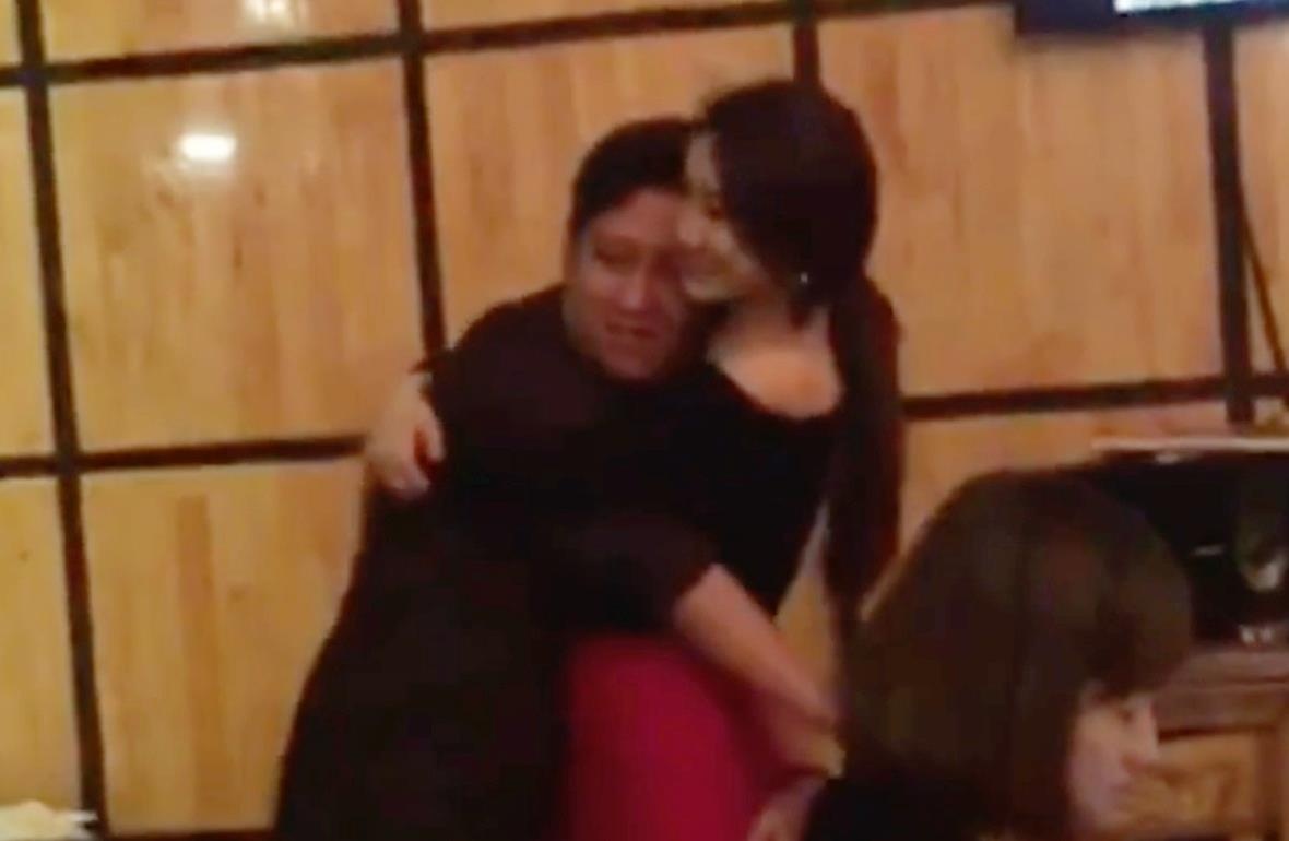 Nha Phuong au yem, om hon Truong Giang tai buoi tiec hinh anh