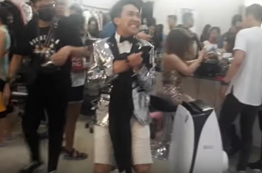 Trấn Thành sự cố trang phục ảnh 2 Tran Thanh su co trang phuc anh 2