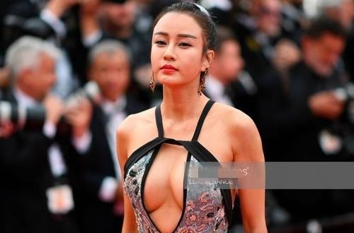 'My nhan Kung Fu' Trung Quoc gay tranh cai vi mac tao bao tren tham do hinh anh