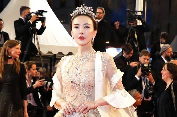 My nhan Trung Quoc bo hang nghin USD mua ve du tham do Cannes hinh anh