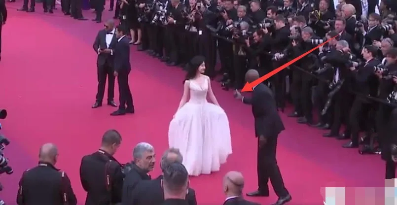 Clip Canh Diem lien tuc bi nhac nho tren tham do Cannes hinh anh