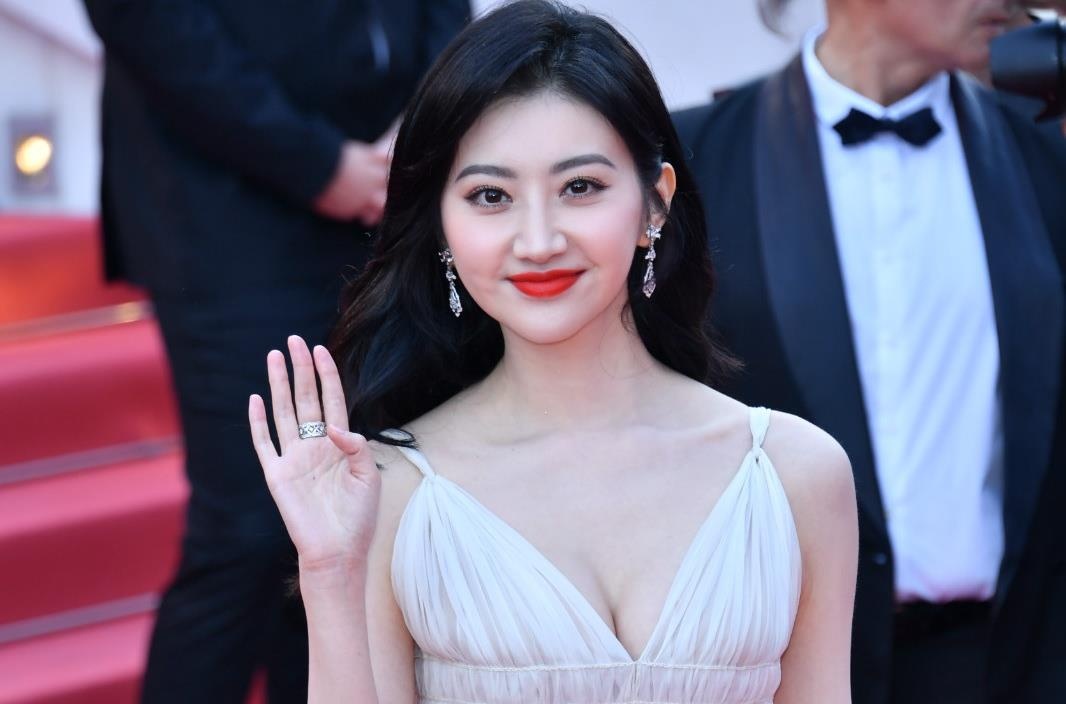 Canh Diem len tieng sau vu bi 'duoi kheo' o tham do Cannes hinh anh