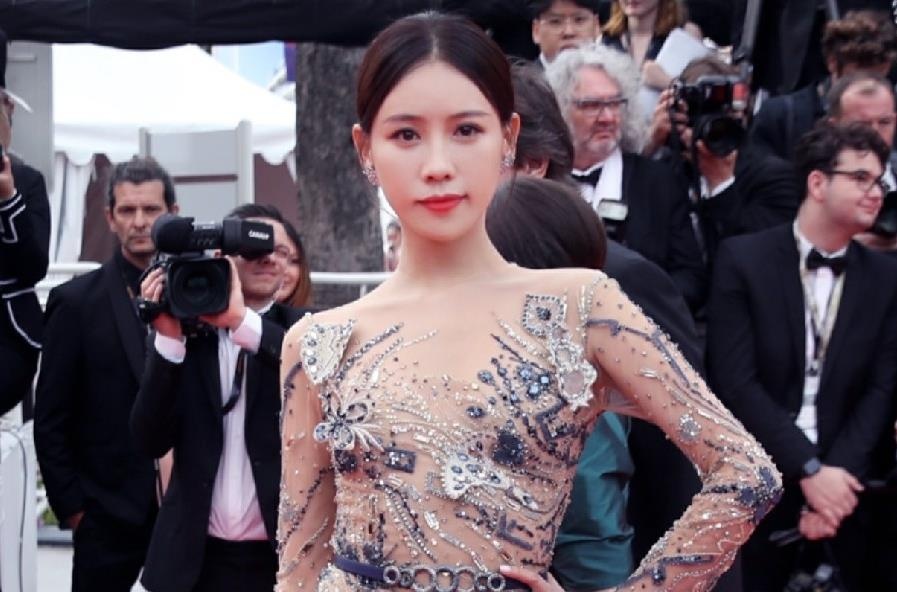 Sao nu Trung Quoc nuc no, muon bo nghe vi bi la o khi du Cannes hinh anh