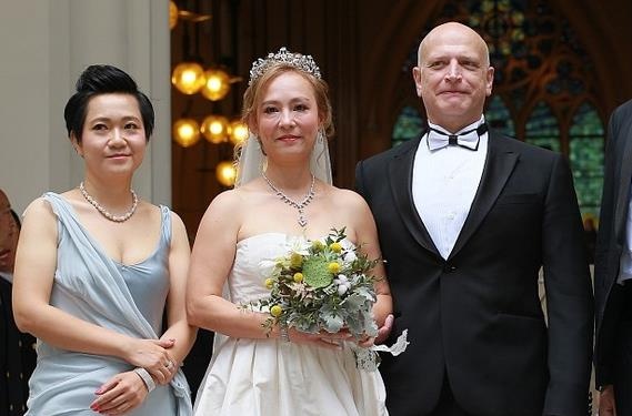 'Tieu Long Nu' goc Viet cuoi ty phu Hong Kong o tuoi 55 hinh anh