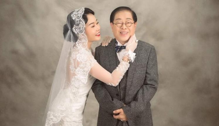 Nu ca si 9X Malaysia nghen ngao trong ngay cuoi dai gia 71 tuoi hinh anh