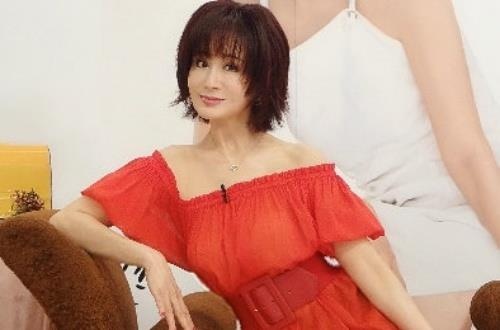 'Tieu Long Nu' Phan Nghinh Tu giu duoc ve tre trung o tuoi 70 hinh anh