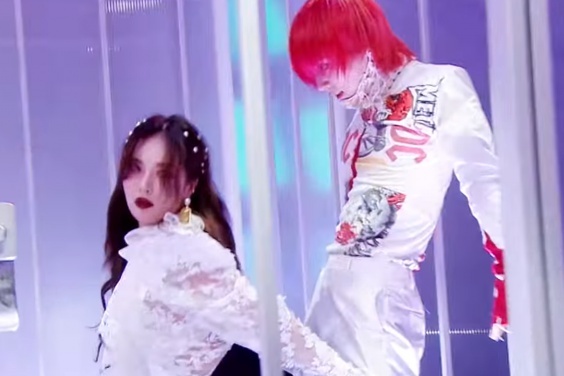 Man dien gay tranh cai cua HyunA va ban trai tren san khau hinh anh