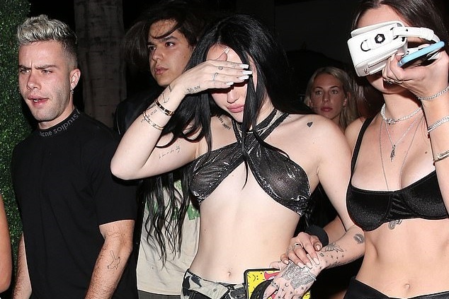 Noah Cyrus mac phan cam di choi dem giao thua hinh anh