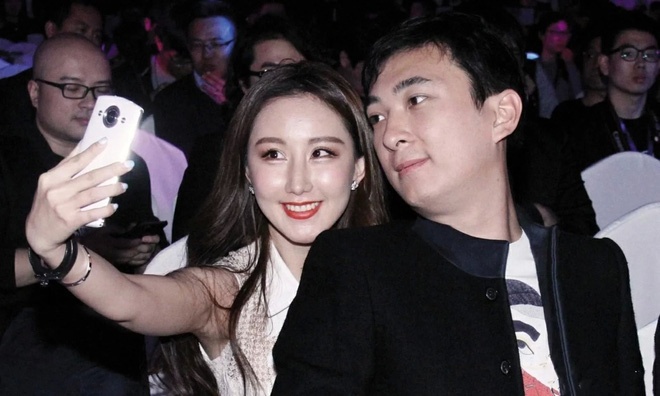 Thieu gia Trung Quoc mung sinh nhat ben dan my nhan sau be boi vo no hinh anh