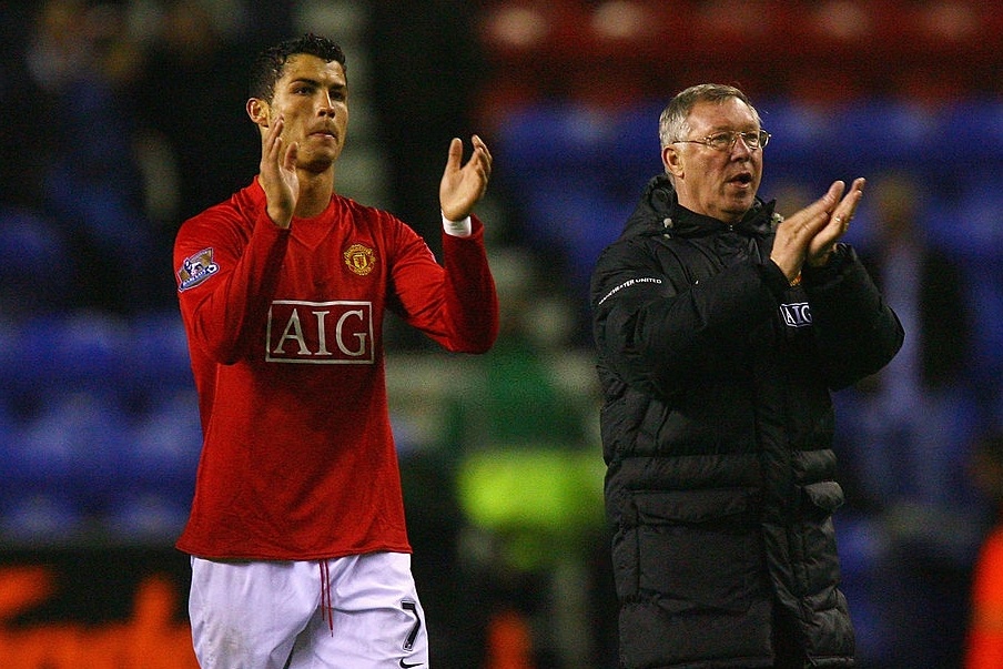 Cuoc goi dinh menh cua Sir Alex giu Ronaldo o lai MU hinh anh