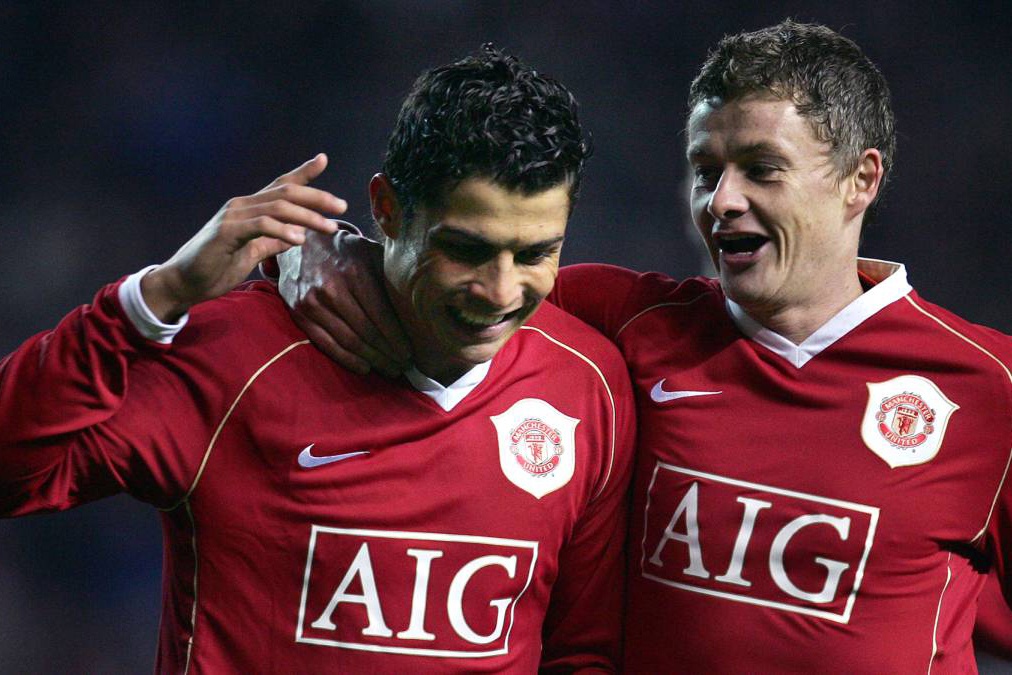 Neville va Solskjaer tung noi dien vi Ronaldo hinh anh