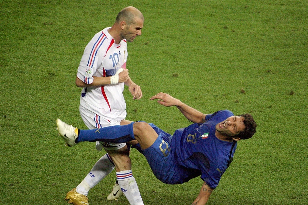 Zidane vi dai hon sau pha huc dau vao Materazzi hinh anh
