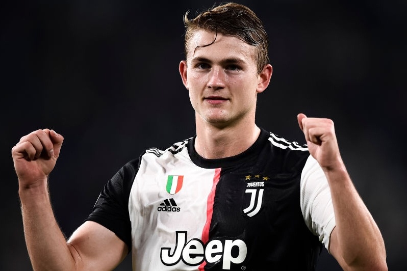 Barca muon giai cuu De Ligt khoi Juventus hinh anh