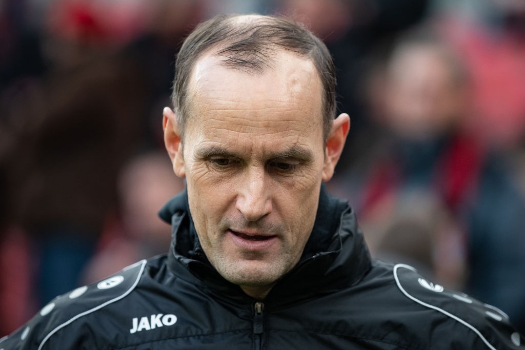 HLV Augsburg bi cam chi dao vi di mua kem danh rang hinh anh