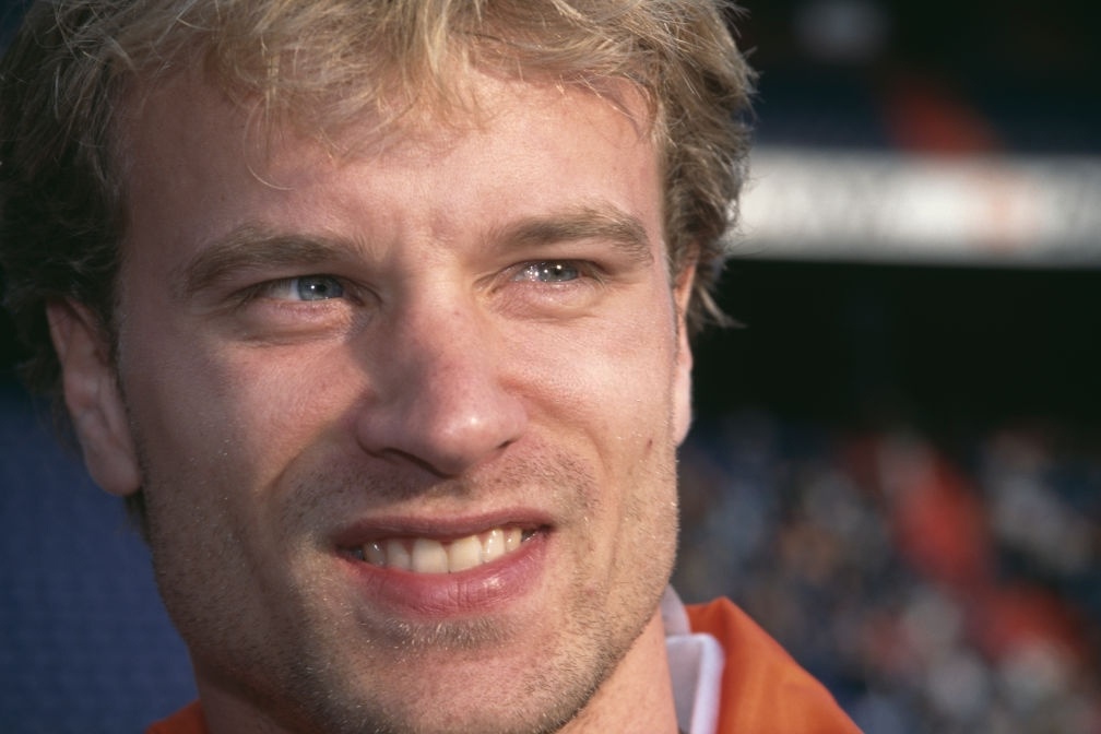 Bergkamp va doan ket buon voi tuyen Ha Lan hinh anh